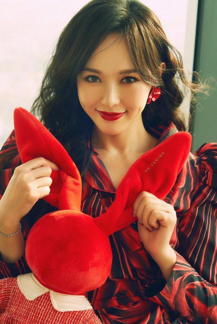 唐嫣，卷发红唇，红裙美腿，靓丽迷人