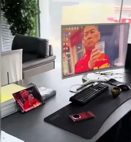 刘强东 敬酒照 爆火全网!网友疯狂晒同款海报,背后藏着啥秘密?