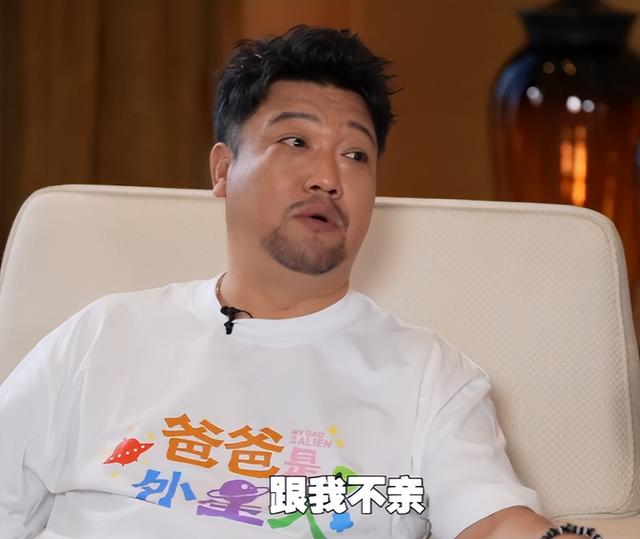 原来她就是贾冰的妻子，有着少女的嫩脸和身材，难怪贾冰非她不娶