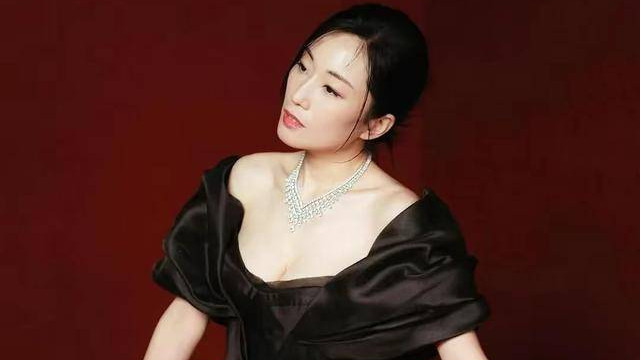 香港知名女星新剧与影帝有对手戏，至亲曾相继同一地点跳楼自杀