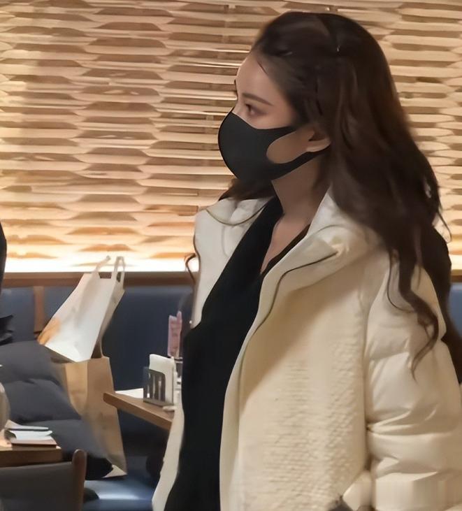 马筱梅挺孕肚露面,与汪小菲视察门店,一个举动暴露婚后真实状态