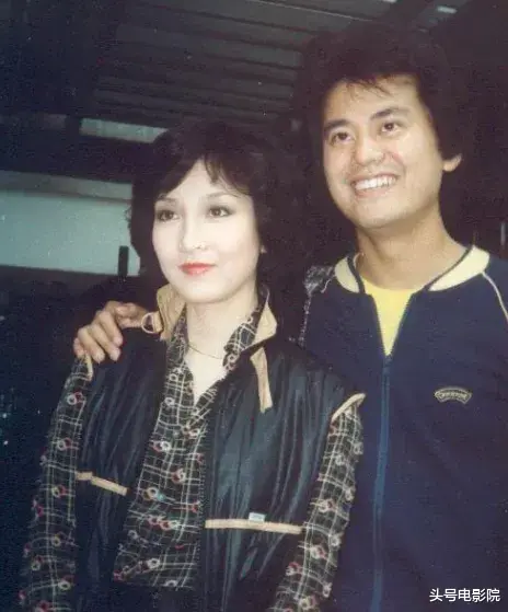 75岁谭咏麟私下视频流出,信息量大!陈百祥左拥右抱,衣服引热议