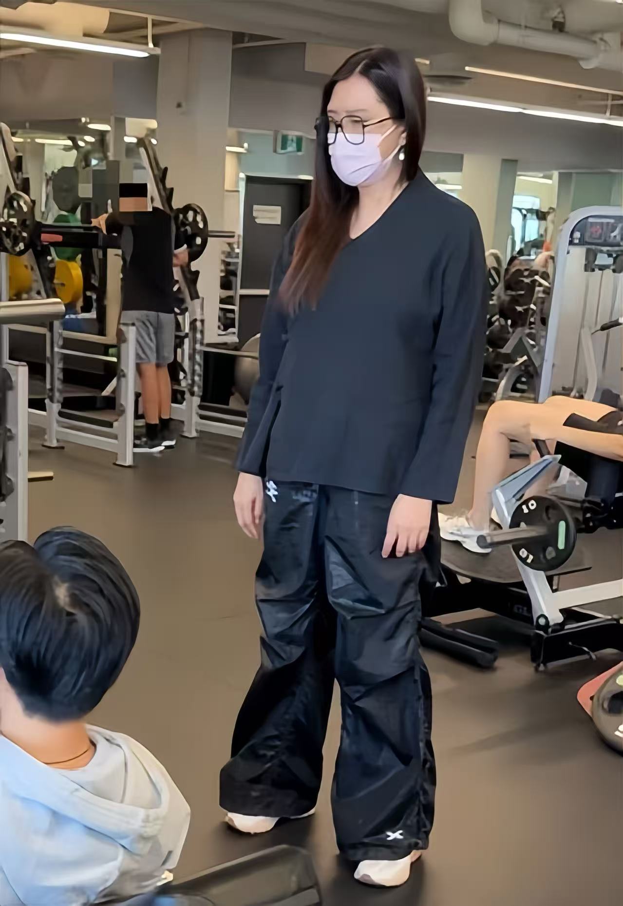 58岁王祖贤健身房运动，举铁戴口罩眉头紧皱，肚大如箩真该减肥了