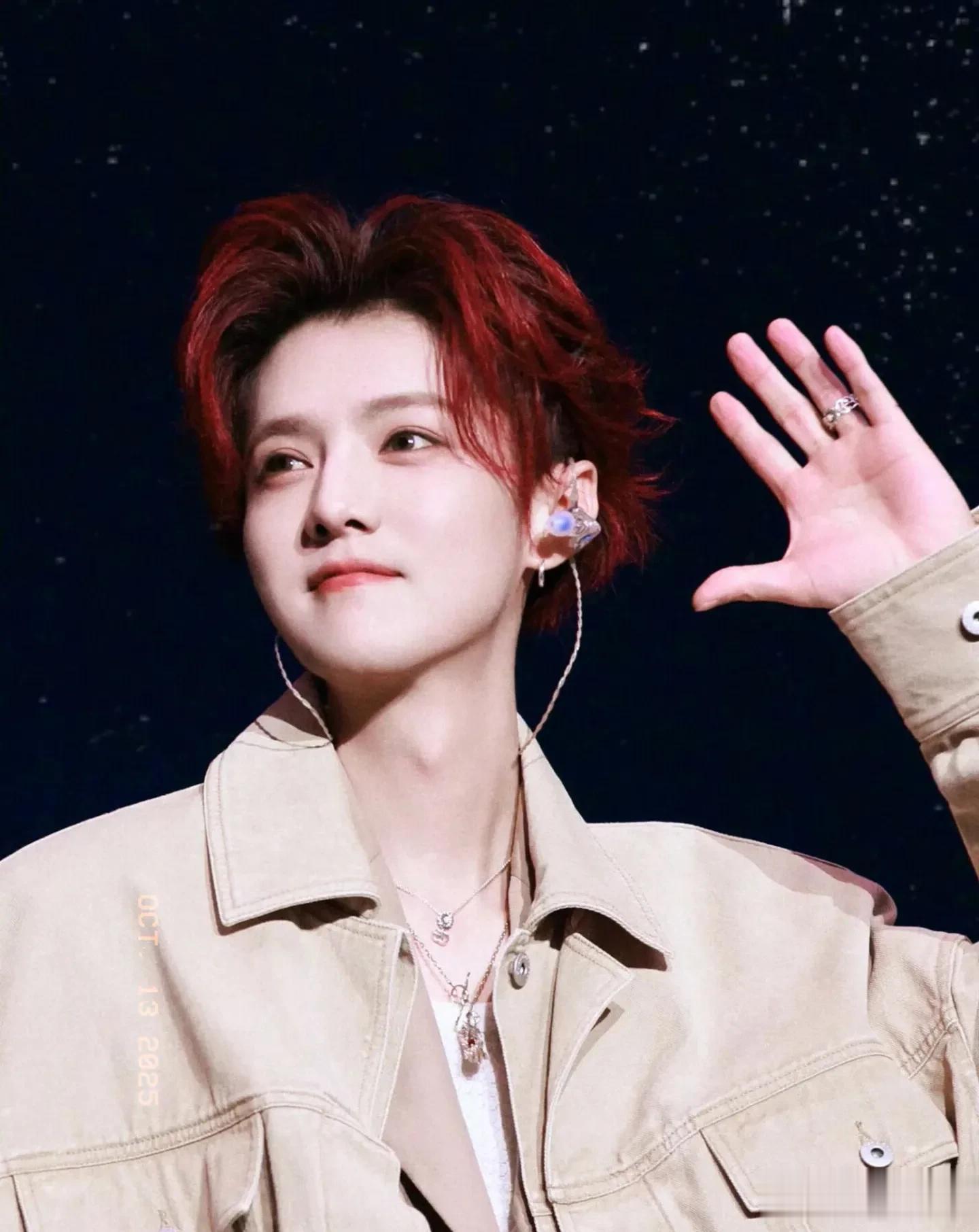 鹿晗独自一人现身机场被偶遇,帅气十足,网友:参加黄子韬婚礼?