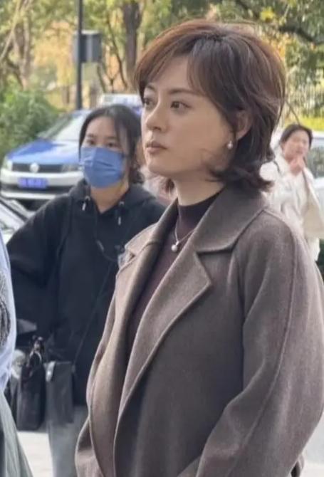 孙俪无锡拍戏,灰色毛呢大衣配短发,又瘦又美气质优雅