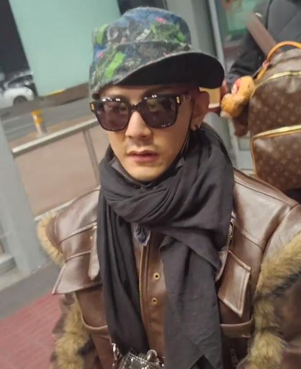 44岁“汪大东”颜值下跌，生图显老胡茬明显，牙齿不齐帅感全无