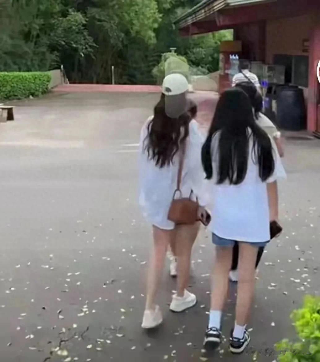 玥玥鞋子穿到发白被催换!马筱梅一句“同款买两双”,让全网闭嘴