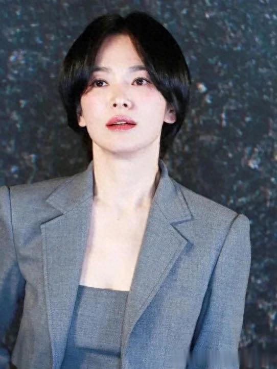 43岁宋慧乔剪了短发大变样！穿灰色短西装+抹胸长裙，高级又洋气