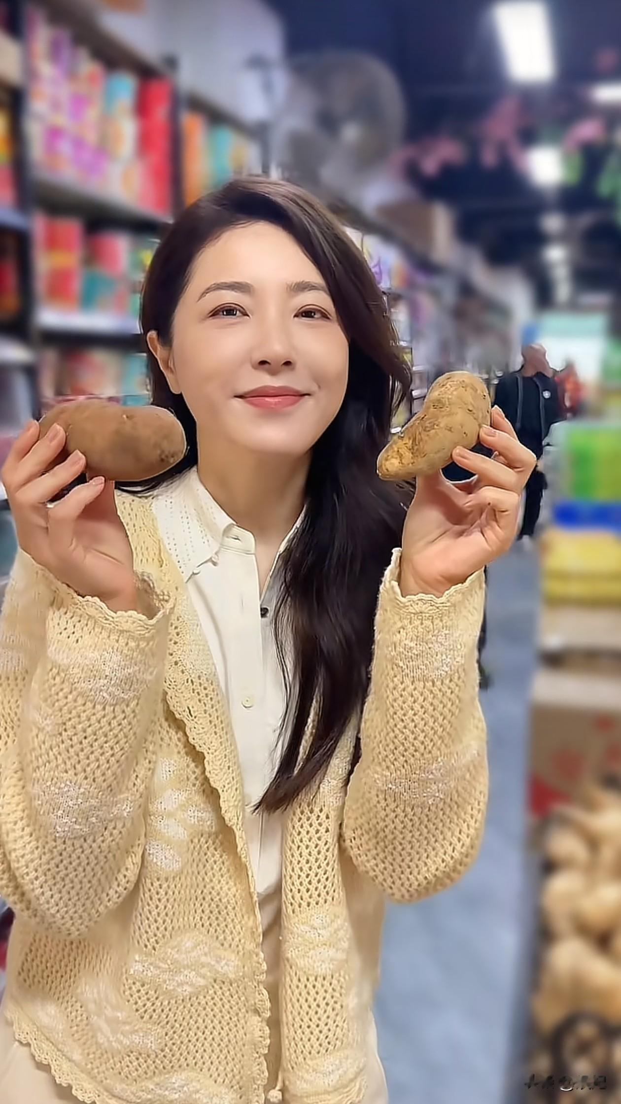 49岁曾黎逛菜市场！穿小开衫+衬衣+阔腿裤，减龄又洋气，美得像29