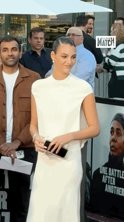 小李子带女友和爸妈来电影首映礼,他瘦回来了,女友斜眼看他妈妈