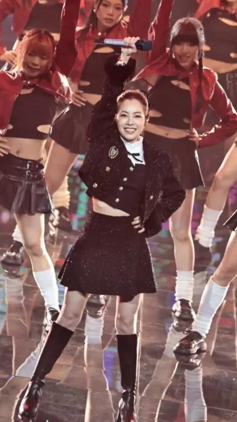 单亲，被家暴，46岁单身，平民天后如今却更美了！