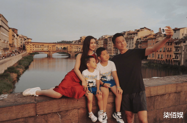 王雷接老婆李小萌下班，穿着迪奥还抹了发胶，两口子都好显年轻