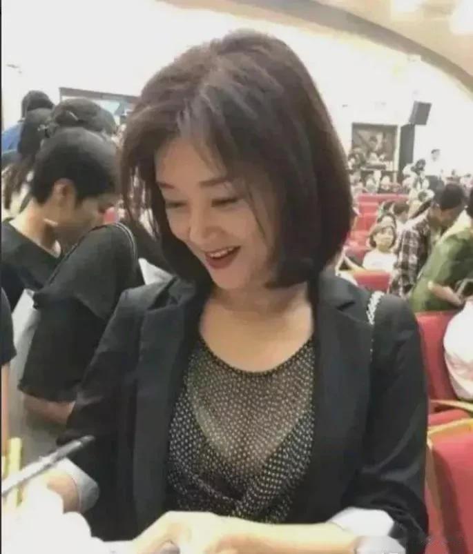 58岁宋祖英生活曝光：北京安家，体态富态且容颜依旧