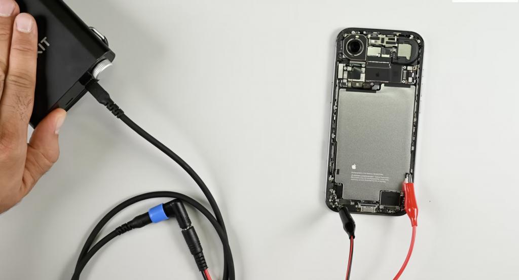 拆解新 iPhone 的「高原」设计,以及「可替换电池」的线索