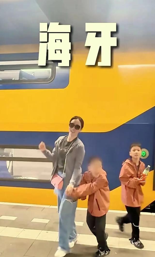 李思思晒出两个儿子,10岁元宝身高150,母子神似让人难以分辨!