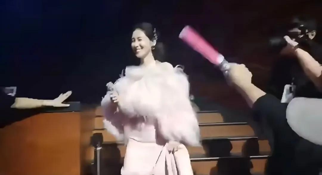 张碧晨演唱会上座率爆了！力破送票传闻，发言哽咽疑回应背刺事件