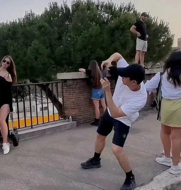 杨紫“现男友”晒合照被全网调戏：看看腹肌