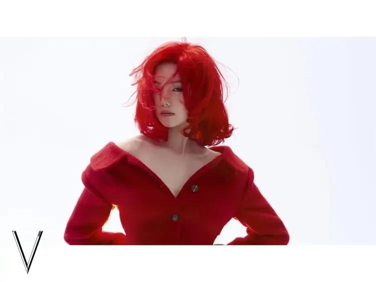 刘浩存红发妆造酷飒不羁又酷又甜,穿棕色皮衣气场强大!