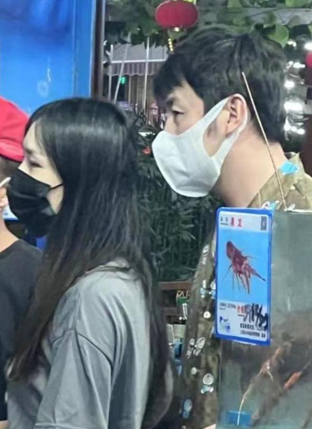 雷佳音一家四口五一度假，老婆看起来像少女，13岁女儿露脸像妈妈