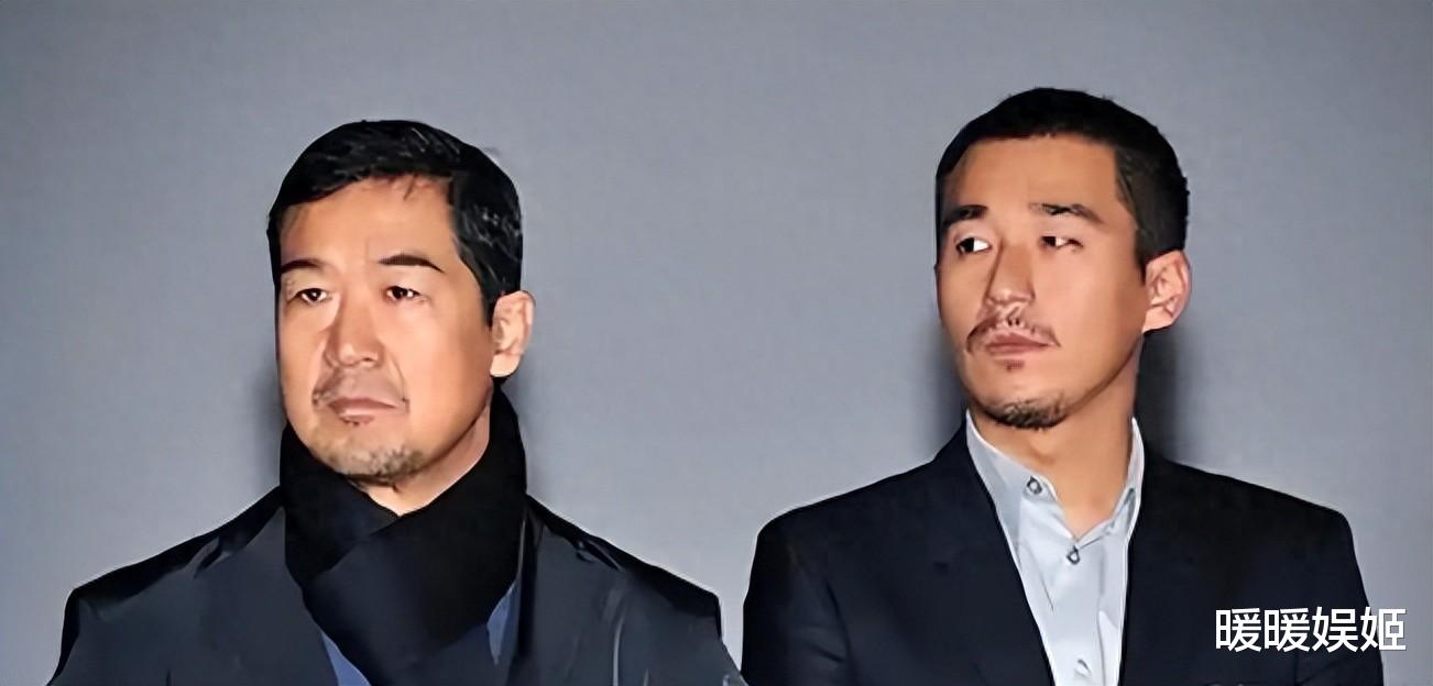 43岁张默独居泰国，生活奢靡与音乐为伴，外网常发黑白照与众不同