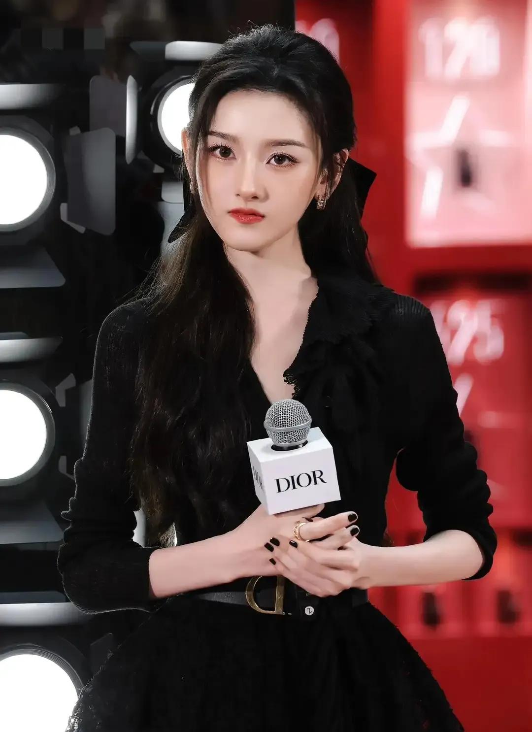 迪奥活动现场，宋祖儿黑裙配蝴蝶结发型，美出新高度
