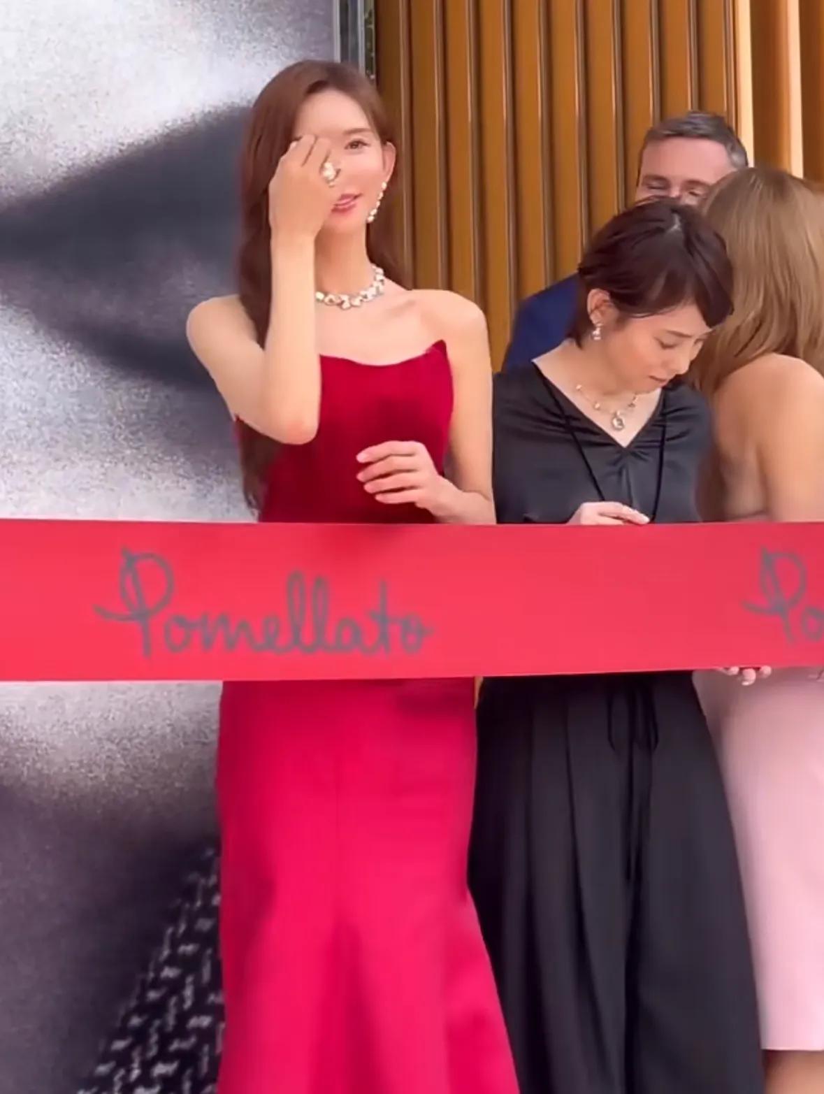 林志玲东京出席剪彩活动,为展示珠宝小动作不断,看起来十分做作