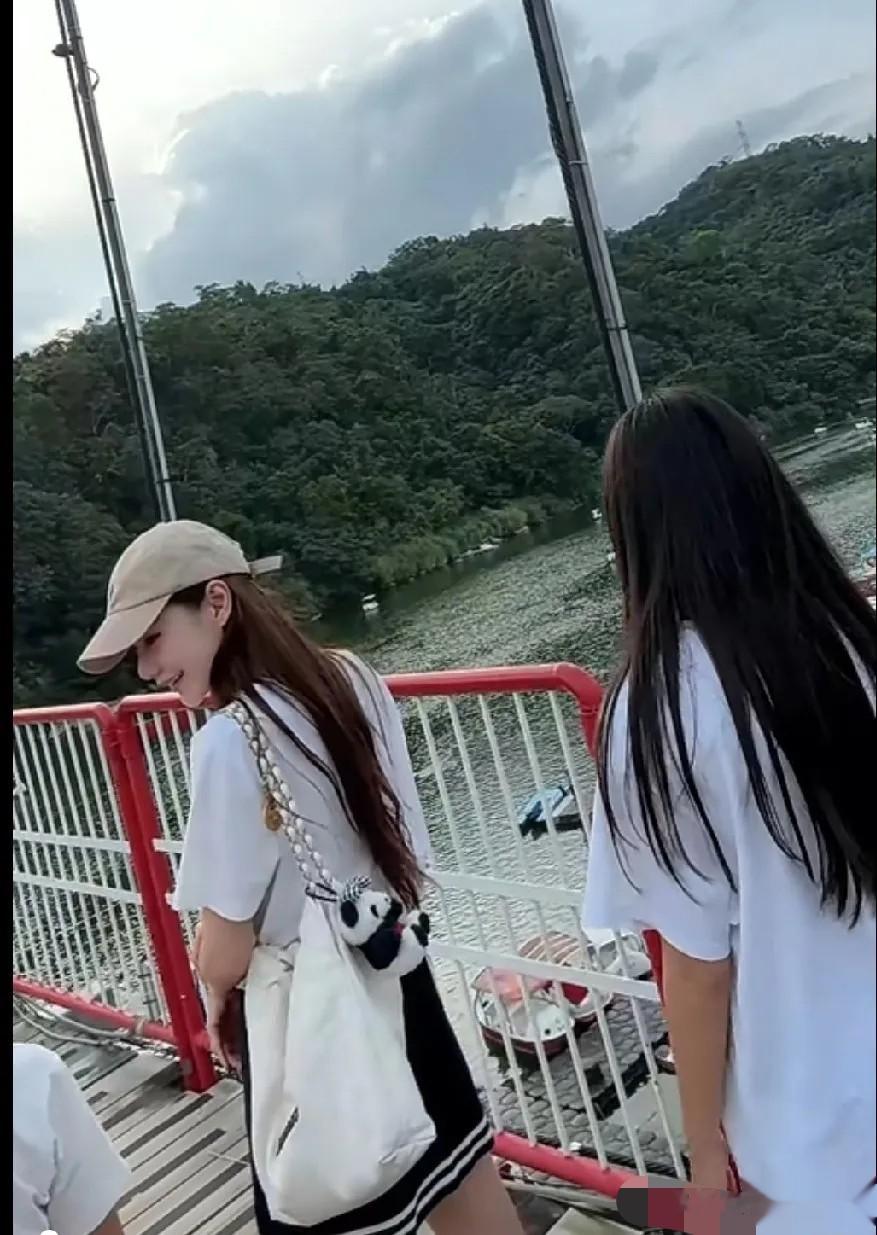 汪小菲马筱梅陪娃同游！霖霖黏后妈撒娇玥儿躲身后，背影神似大S