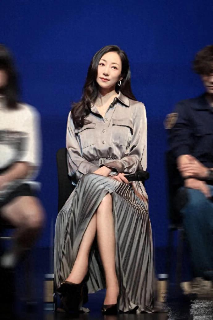 韩雪都奔四了还这么有气质!一袭衬衫缎面百褶裙亮相,简约大气