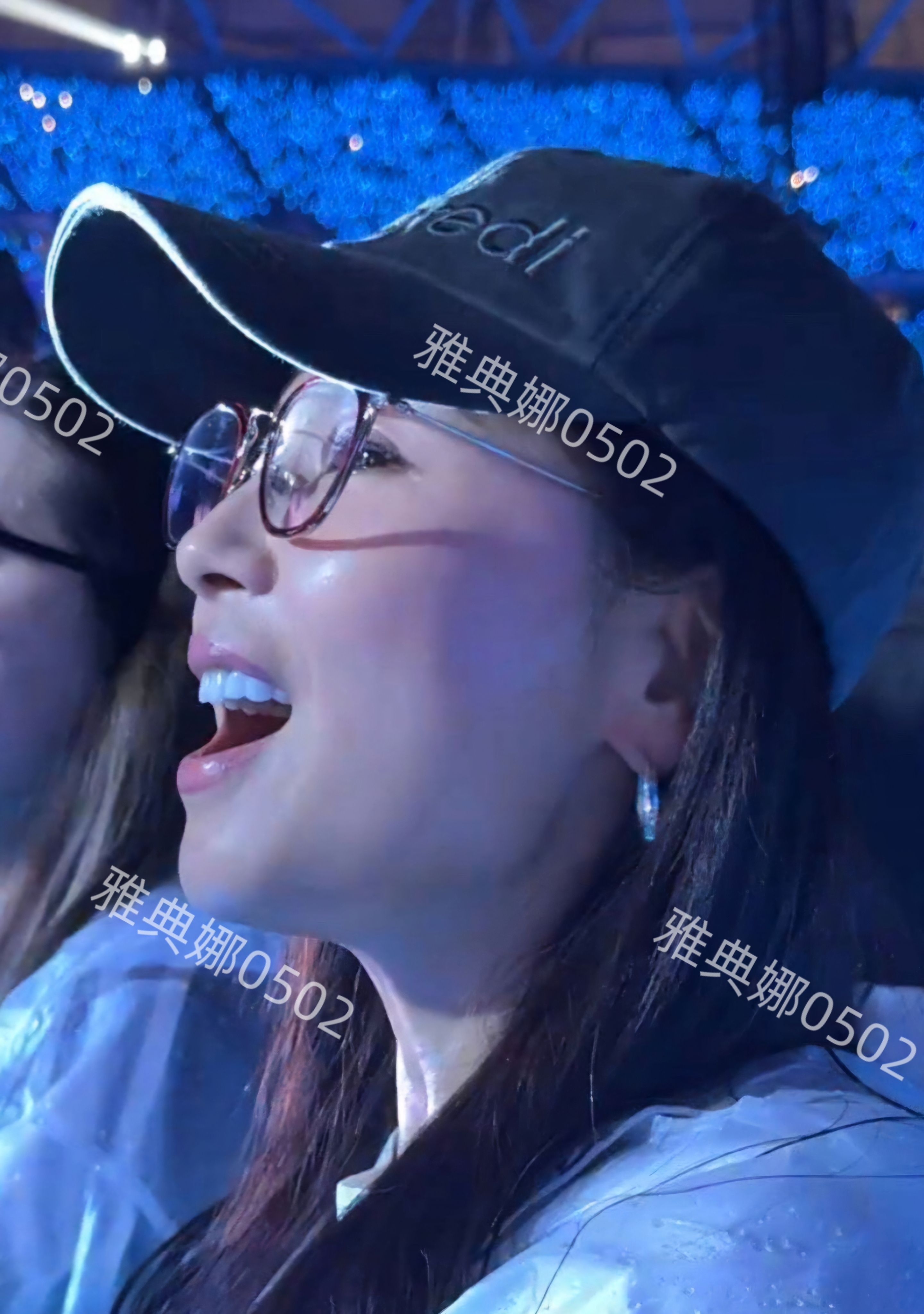 刘涛现身周深演唱会本想为好友加油，却被烤瓷牙意外抢镜又白又假