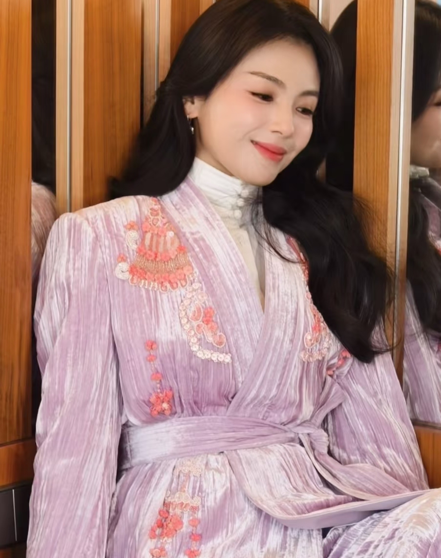 刘涛穿淡紫色新中式套装配微卷长发，美得好耀眼