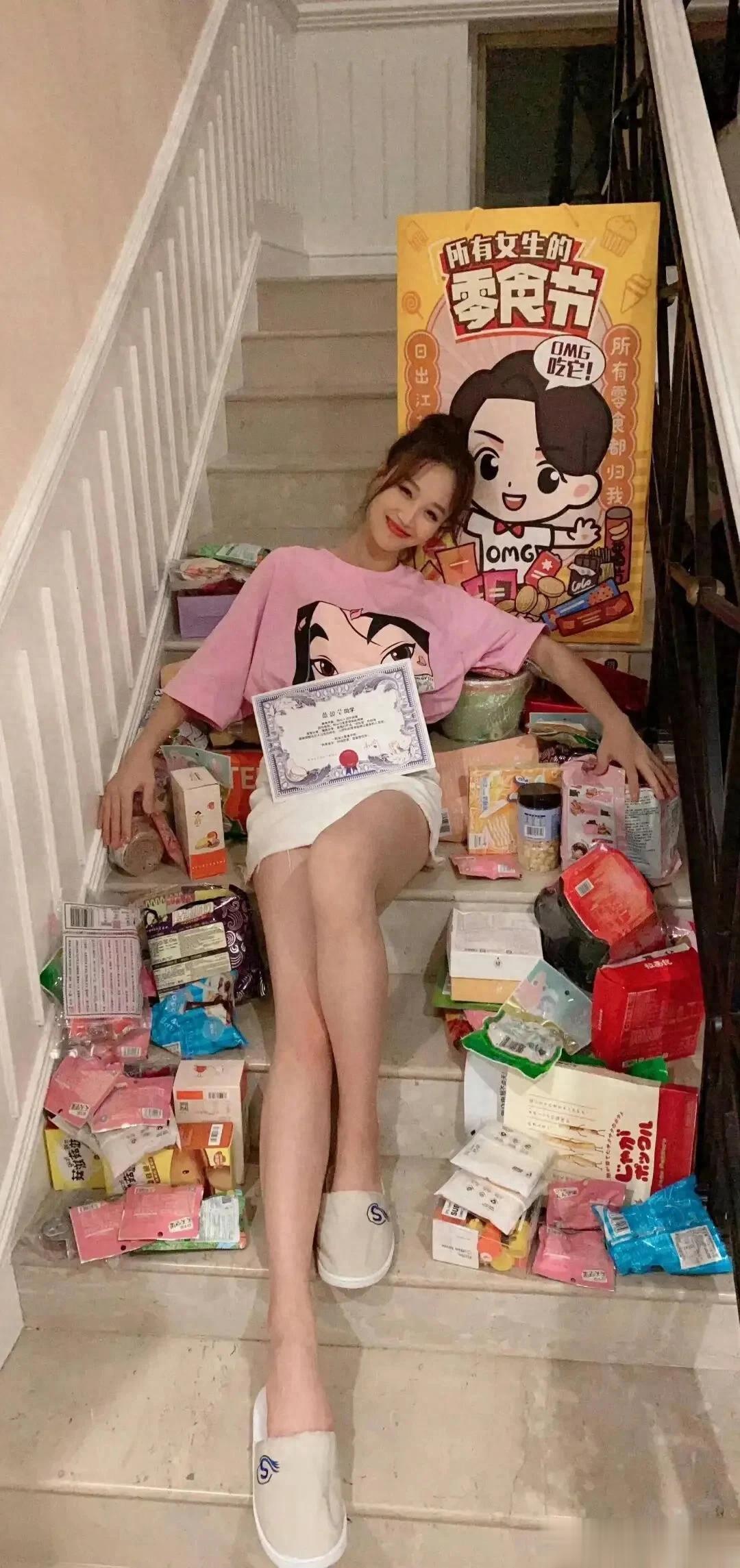 零食堆里的蓝盈莹好可爱，粉衣白短裤秀出超长腿