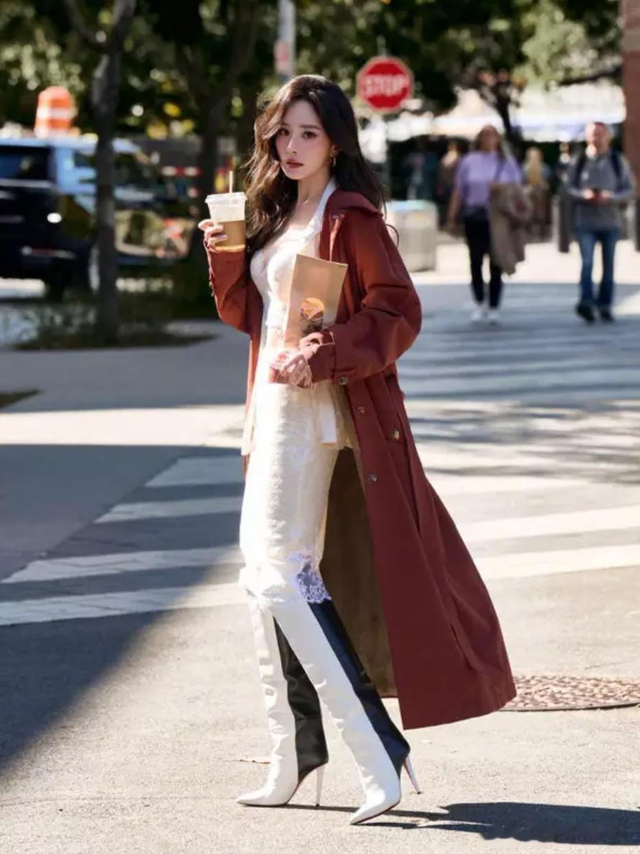 幂光映场:白蕾丝与棕红大衣的气场碰撞