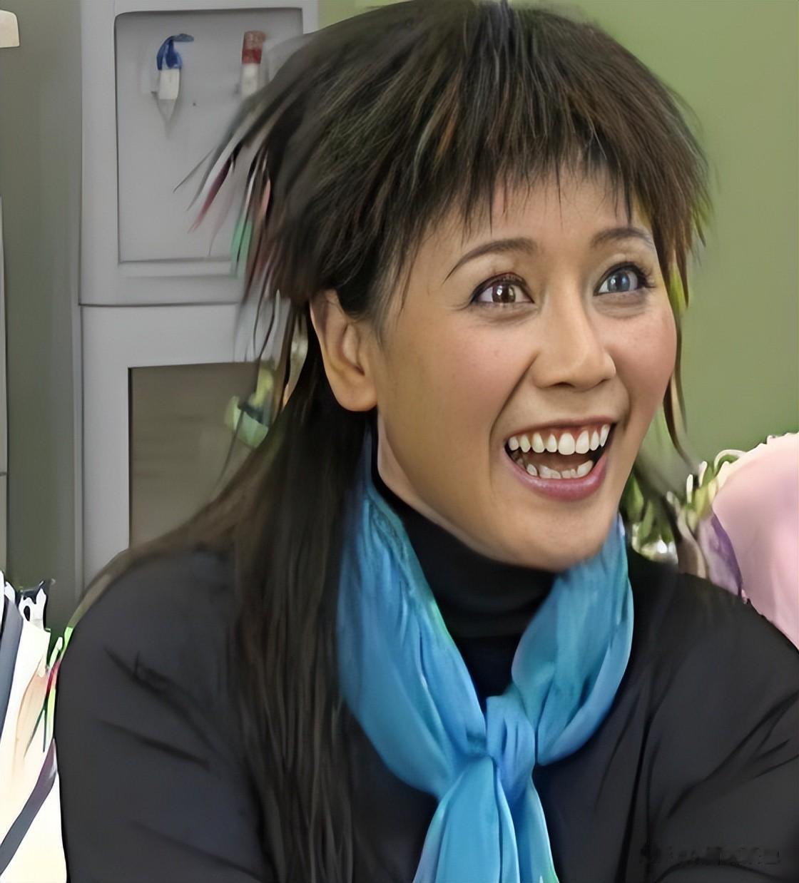 上海评弹名家倪迎春,和加拿大老公恩爱25年,年过60染发依然俏丽