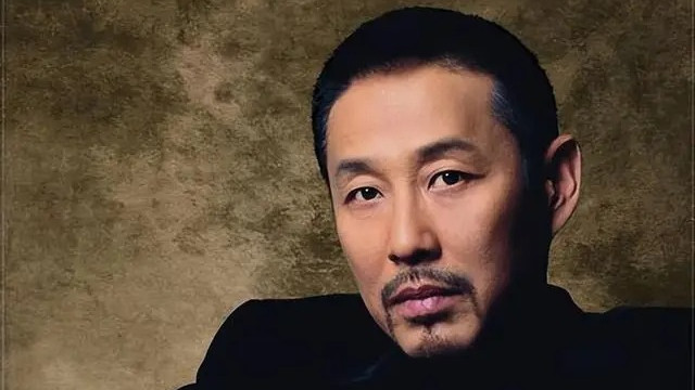 陈道明满头银发引爆热搜：70岁不染不遮掩，这才是真正的'帝王相'！