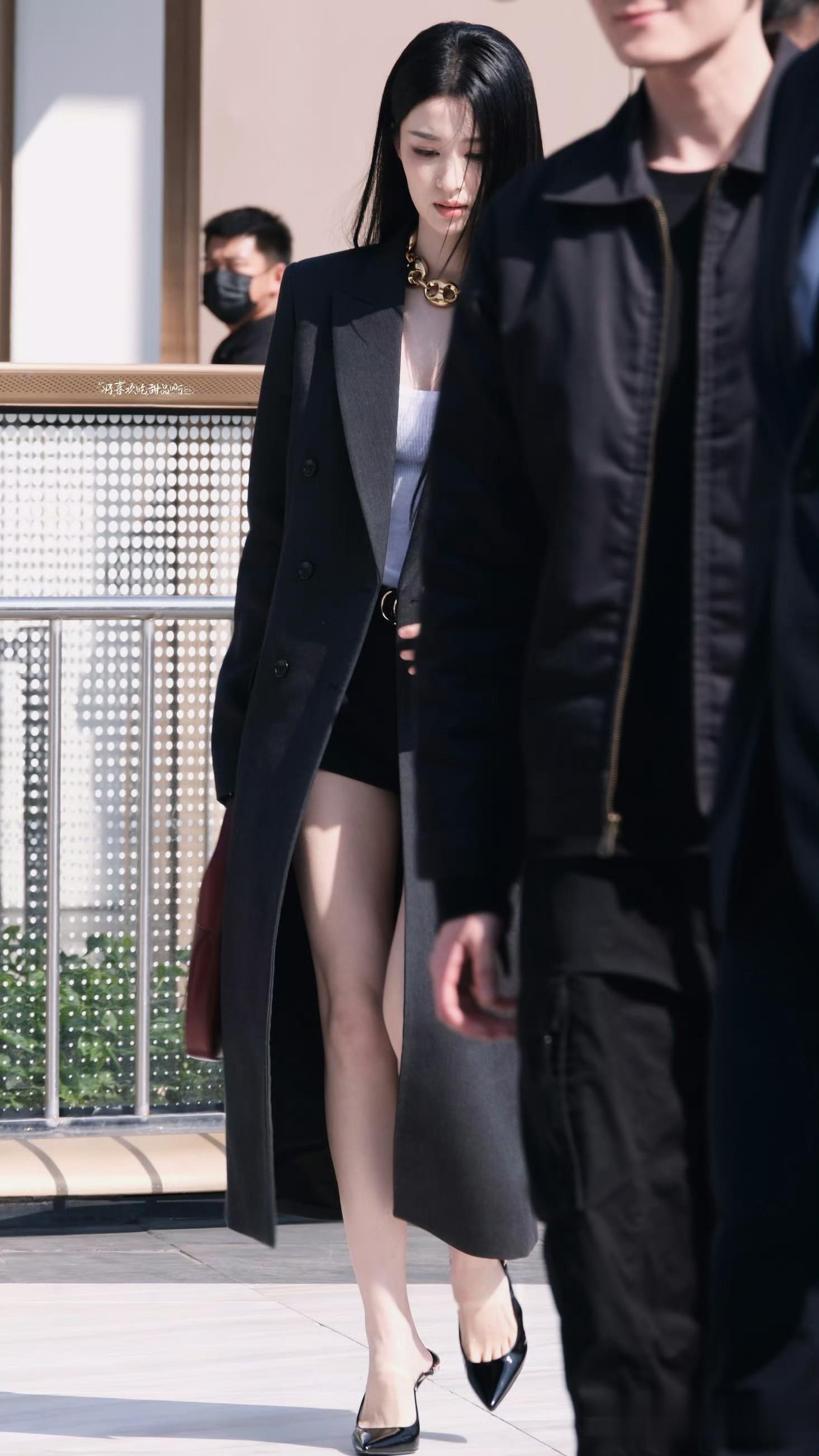 王楚然172黑西装:盘靓条顺,美愈高级