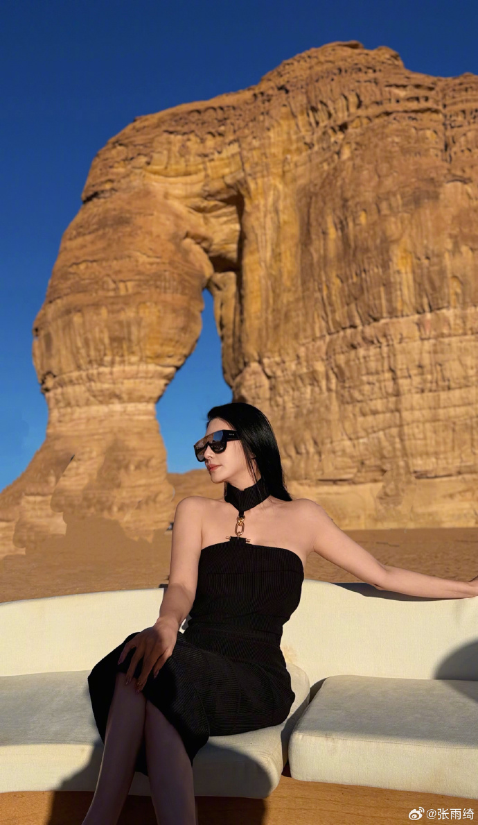张雨绮晒沙漠浪漫照,身穿一身黑尽显狂野,夕阳美得刚刚好!
