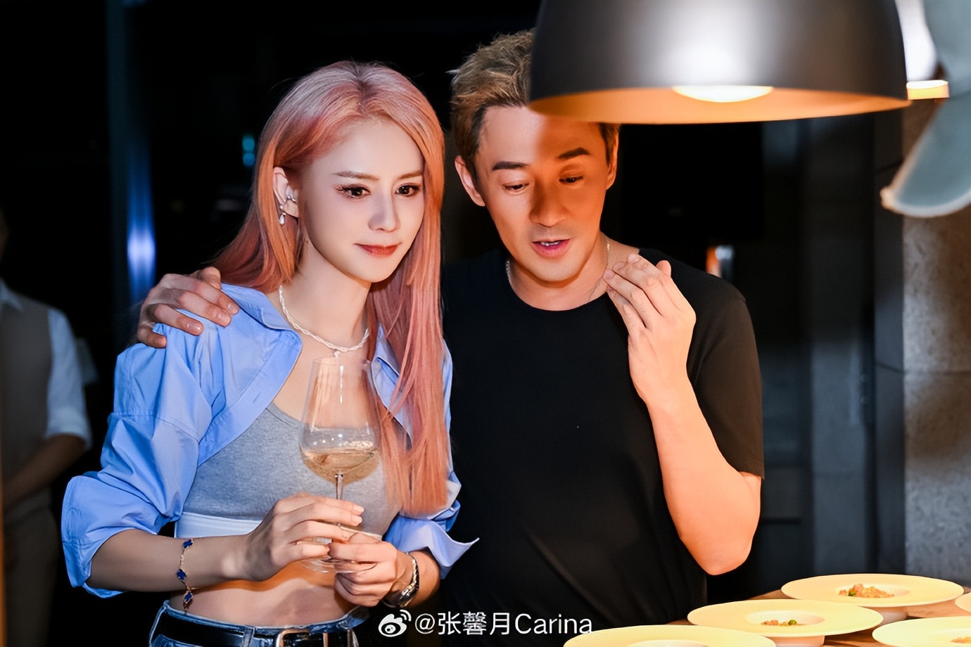 林峯为娇妻庆生，张馨月穿运动背心秀马甲线，夫妻男帅女美配一脸