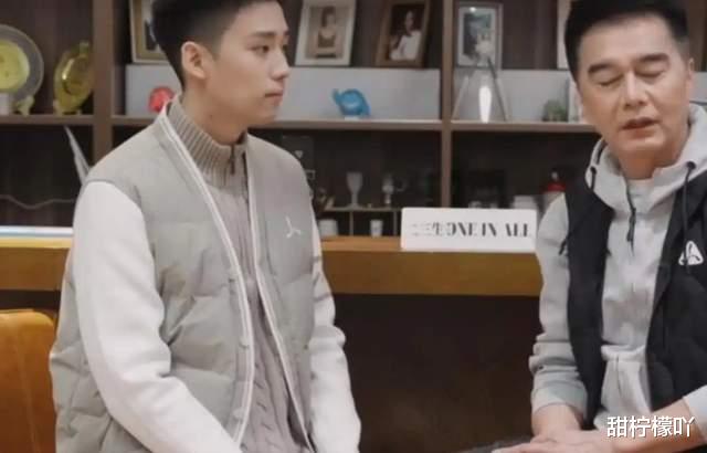 何晴告别仪式儿子露面，手捧妈妈骨灰神情哀伤，与亲爸同框很局促