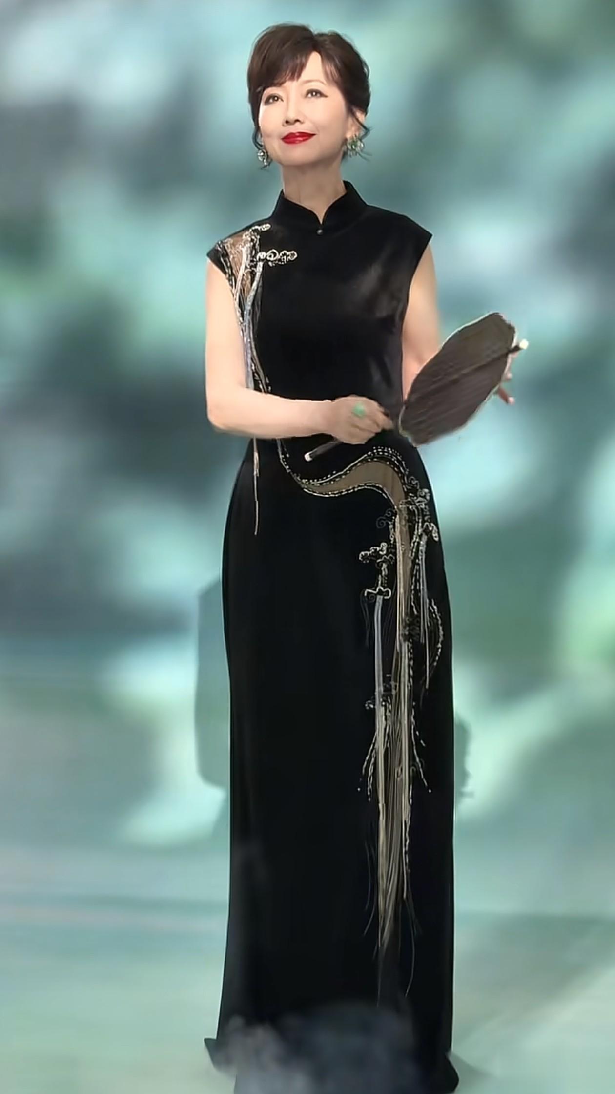 71岁赵雅芝美出新高度!穿黑色旗袍手拿团扇,身材匀称像50岁