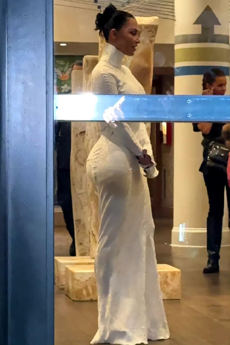 Kim Kardashian 金卡戴珊在纽约，裹身长裙展示曲线 ???