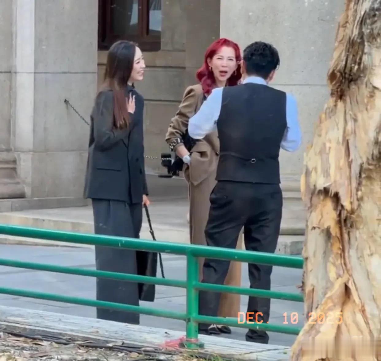 黄宗泽蔡少芬街头拍戏被偶遇，黄宗泽脸颊凹陷，网友 ：瘦脱相了