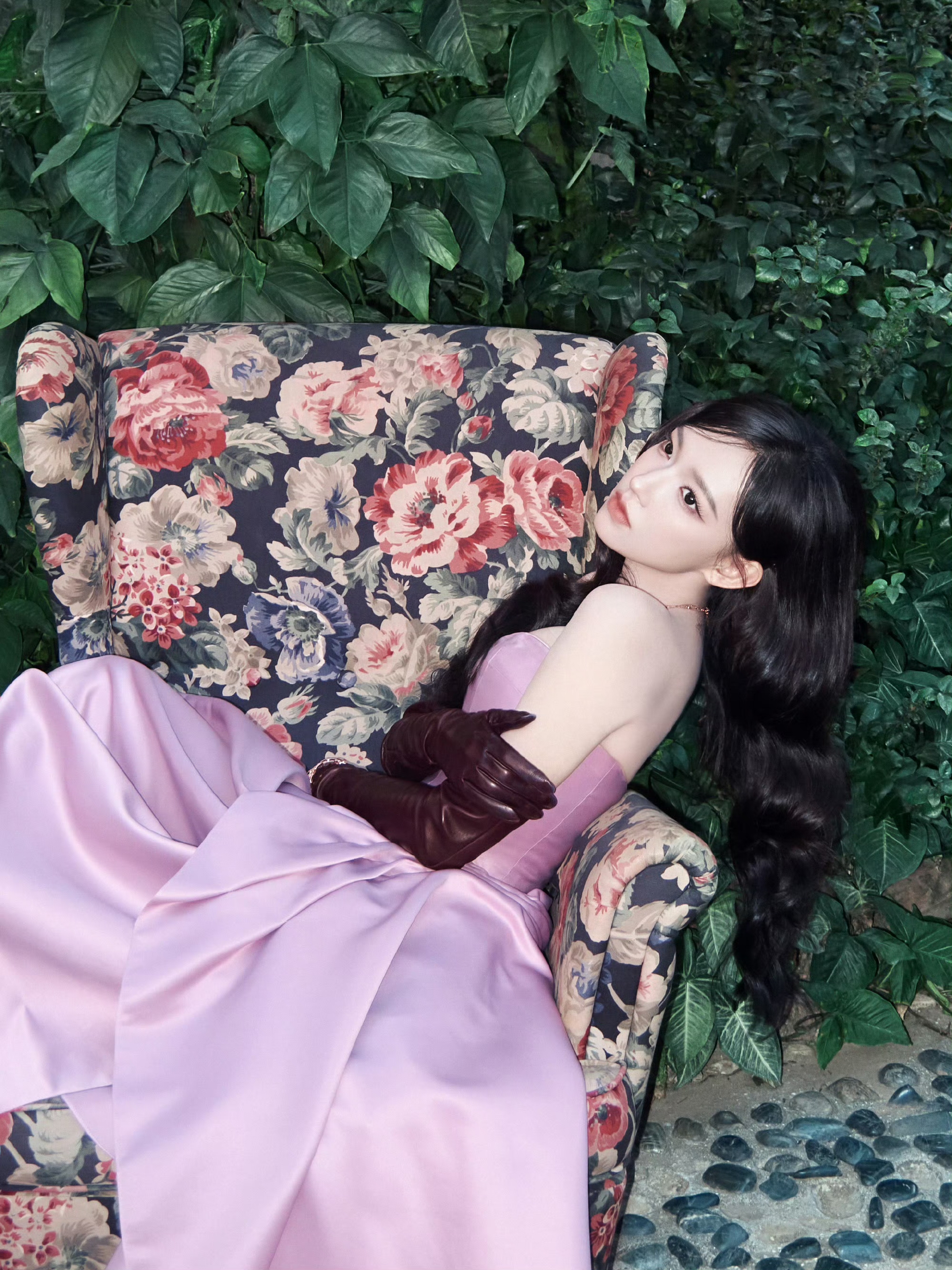 程潇解锁复古新造型！抹胸长裙勾勒好身材，美到自带柔光滤镜