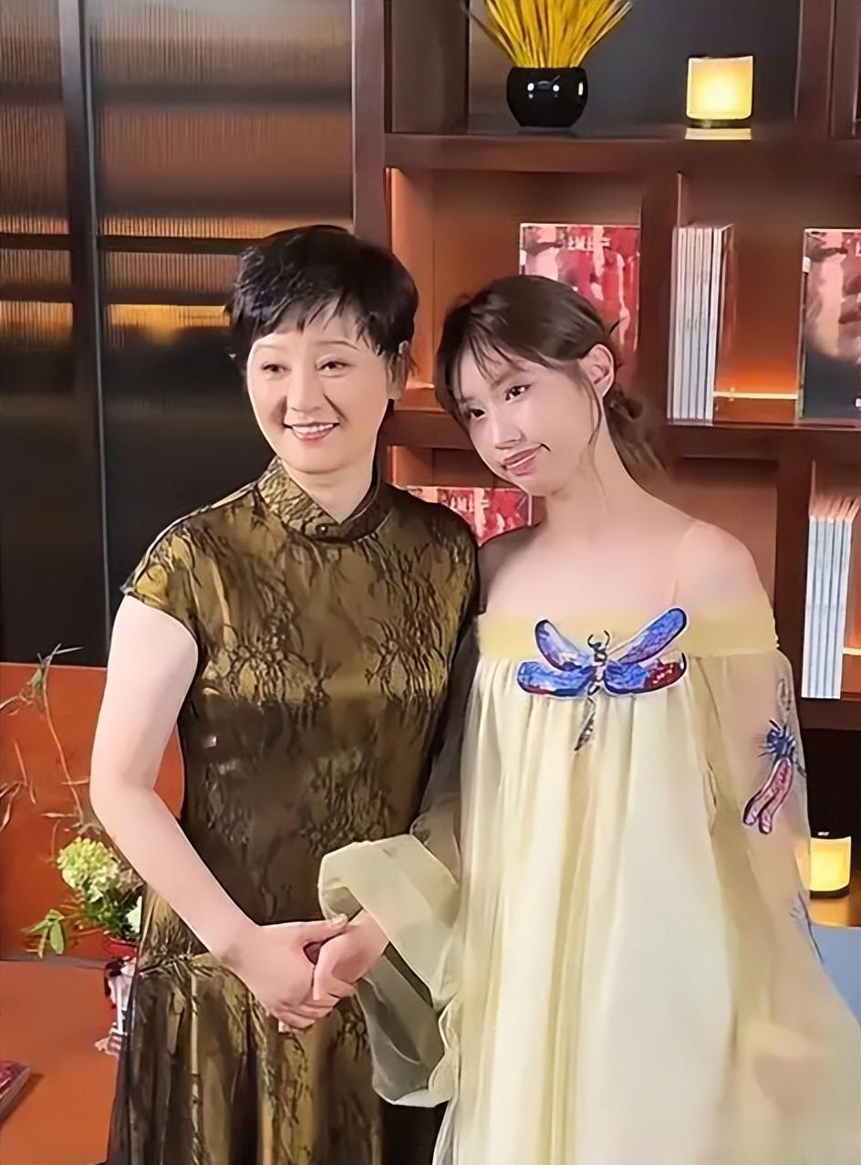 演都不演！徐帆回应离婚传闻后，冯小刚一个举动撕下她的“体面”