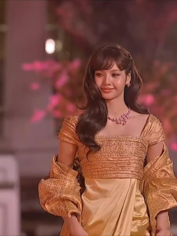 Lisa出席泰国大使专属之夜,一身金色礼服优雅端庄 被赞泰兰德女王