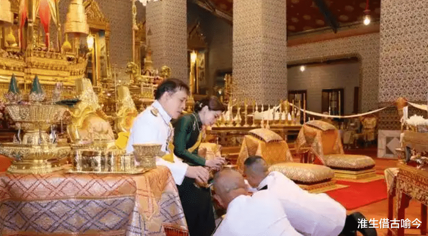 泰王新宠巴帕颂整容脸明显，抱着玛哈爱犬出宫，苏提达都斗不过她