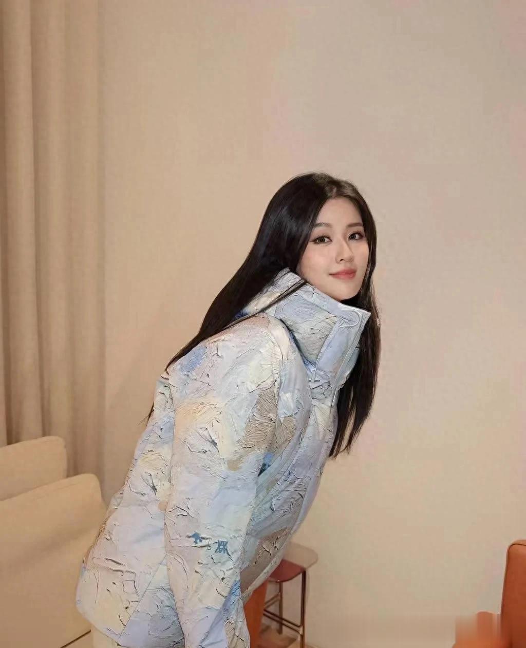 乔欣结婚后气质大变！穿蓝色印花羽绒服+直筒裤，时髦减龄又高级