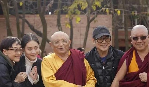 李连杰一家尼泊尔修行,62岁利智素颜亮相,变化大得认不出!
