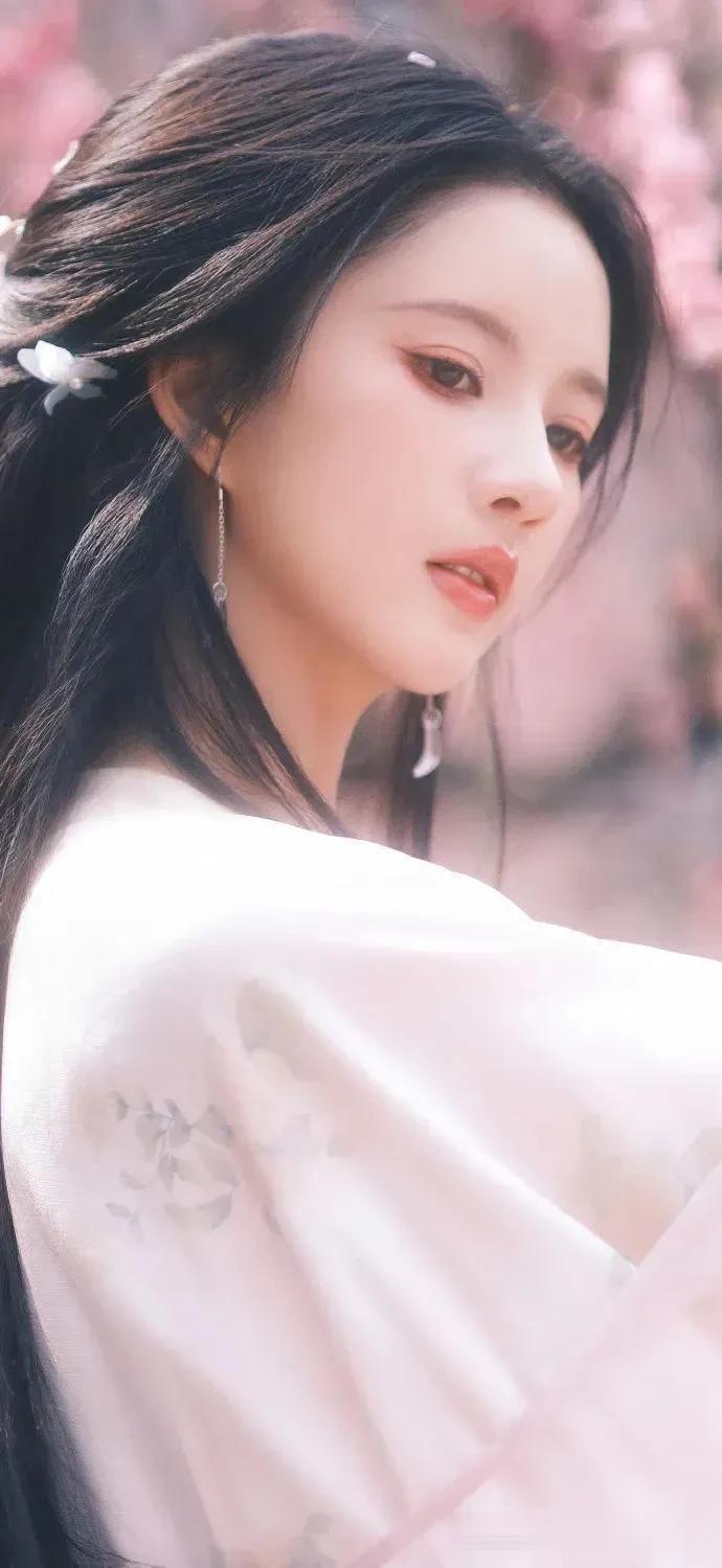 刘些宁:一袭汉服入画来,古典美惊艳了时光