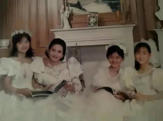 S妈年轻时好漂亮,气质超越两个明星女儿,颜值不输张兰