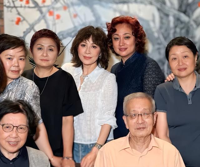 刘嘉玲回苏州参加同学会，保养得当秒杀昔日同学，60岁仍光彩照人